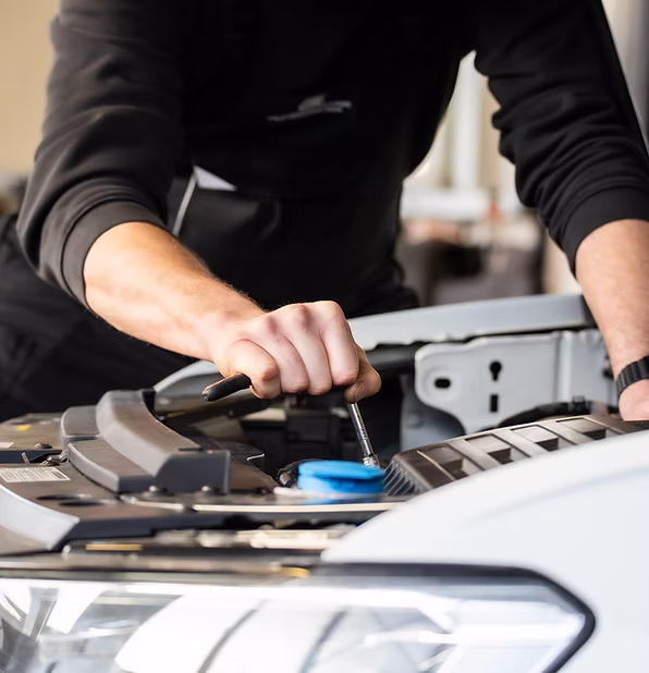 Michael bei der Arbeit an einem Fahrzeug bei OL Fahrzeugtechnik