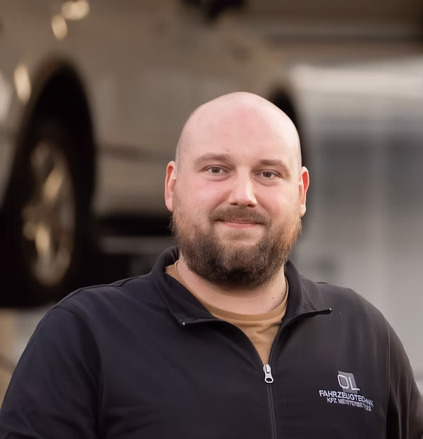 Stefan, KFZ-Meister und Geschäftsführer bei OL Fahrzeugtechnik